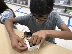 学生接线手电筒，同时构建全球连接